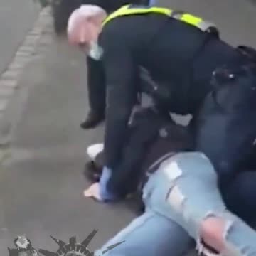 Cop chokes woman during an arrest for not wearing a mask in locked-down Melbourne 09.2020
