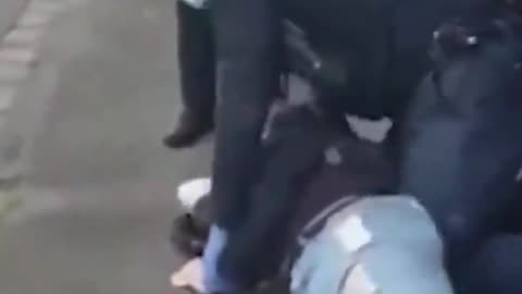 Cop chokes woman during an arrest for not wearing a mask in locked-down Melbourne 09.2020