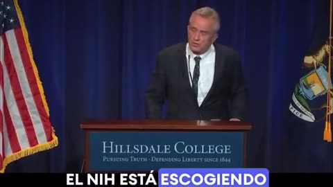 Robert Kennedy Jr hablando de las vacunas obligatorias de USA