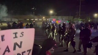 Border Patrol clears out anti-ICE crowd outside ICE facility in Broadview, IL.