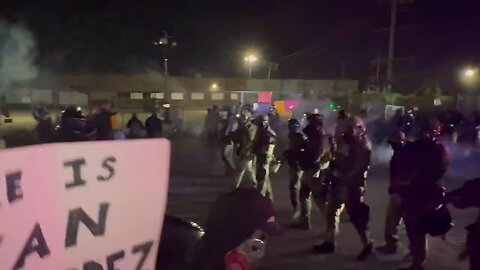 Border Patrol clears out anti-ICE crowd outside ICE facility in Broadview, IL. 