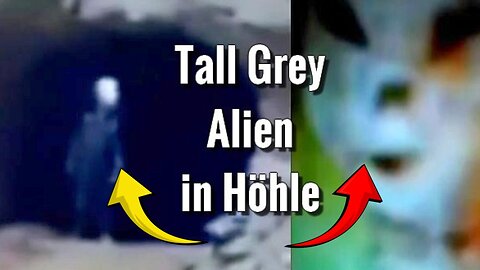 Ein großer Grauer Alien mit blauem Overall vor einem Höhleneingang in Afghanistan