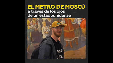 Un estadounidense admira la belleza del Metro de Moscú