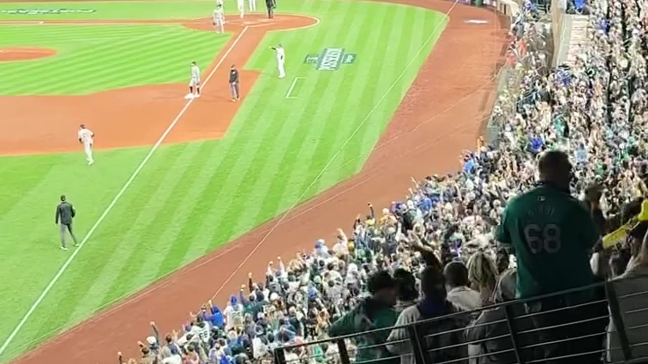 Absolute SCENES from T-Mobile Park! ALDS