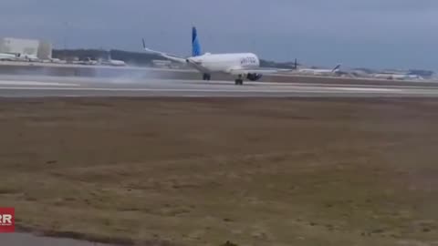 United Airlines flight narrowly avoids disaster during landing at Orlando International Airport