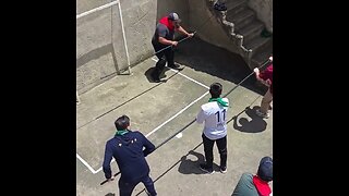 Jóvenes simulan un futbolín en una pequeña cancha