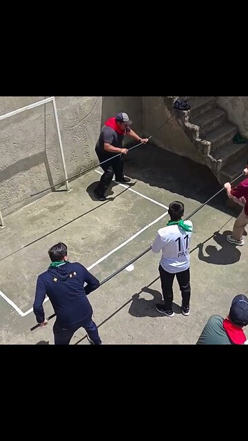 Jóvenes simulan un futbolín en una pequeña cancha