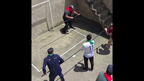 Jóvenes simulan un futbolín en una pequeña cancha