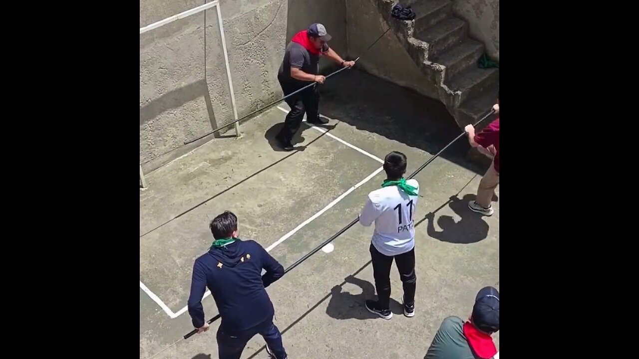 Jóvenes simulan un futbolín en una pequeña cancha