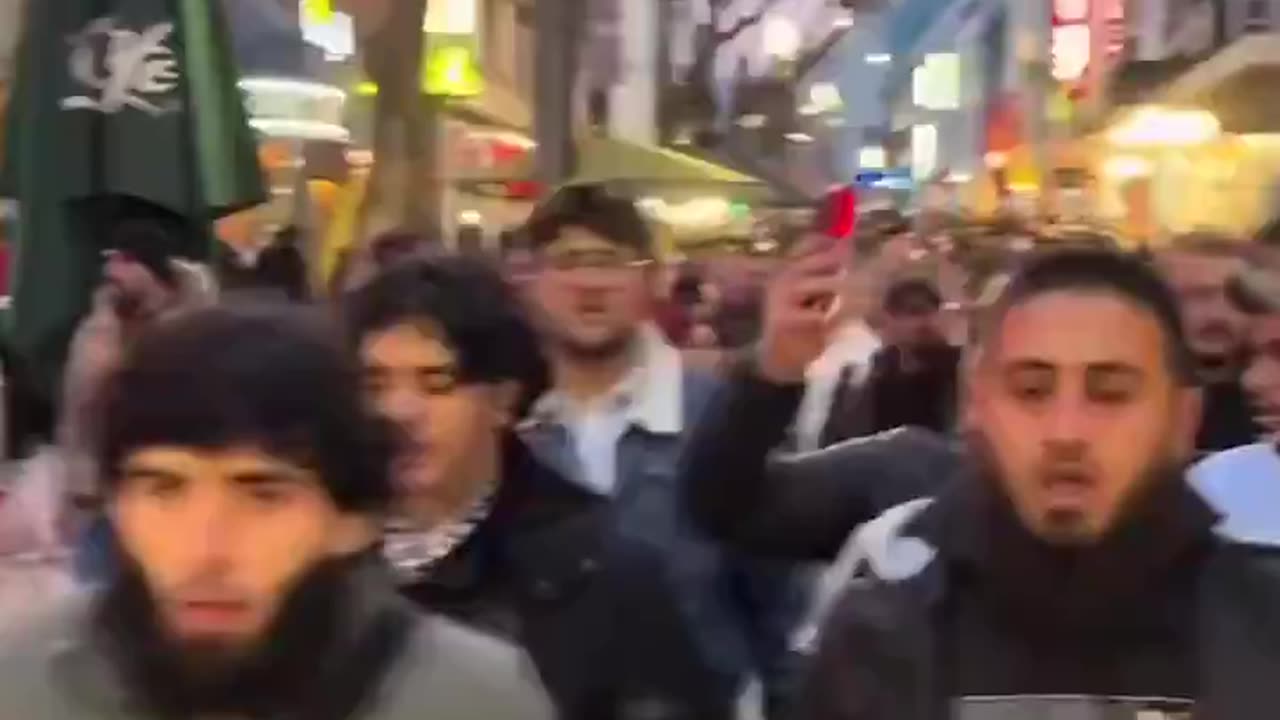 Christmas markets in Germany are invaded by Islamists shouting "Allah Akbar".