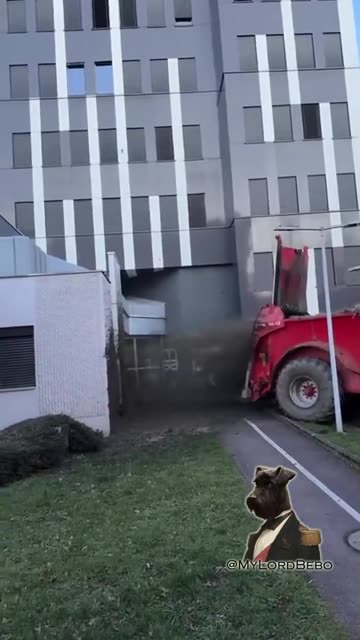 🇫🇷🇪🇺 Farmers flooded the agricultural social security office inside the building with manure using a spreader