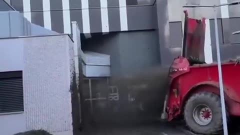 🇫🇷🇪🇺 Farmers flooded the agricultural social security office inside the building with manure using a spreader