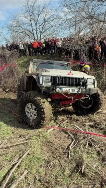 Big Monster Jeep Cherokee XJ on 44s in Off-Road