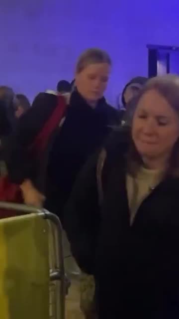 🚨🇬🇧 Meanwhile outside BBC HQ Tonight