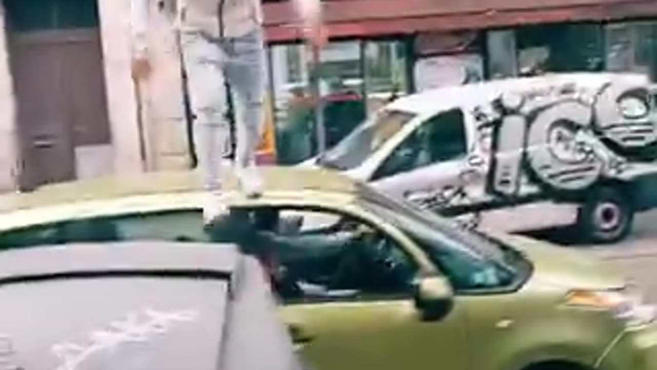 🇫🇷 Paris Un individu de type nord-africain s’amuse à sauter sur le toit de la voiture des gens ...