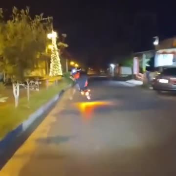 Navidad accidentada: moto contra arbolito en Paraguay