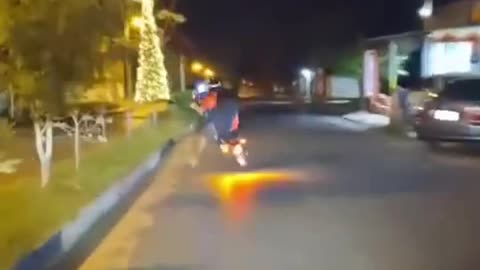 Navidad accidentada: moto contra arbolito en Paraguay
