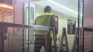 Azafatas ayudan a una mujer que comienza a tener contracciones durante el vuelo