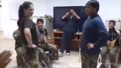 رقص_يک_دختر_امریکایی_با_سربازان_افغانستانی__American_female_soldier_is_dancing_to_Afghan_music(480p)