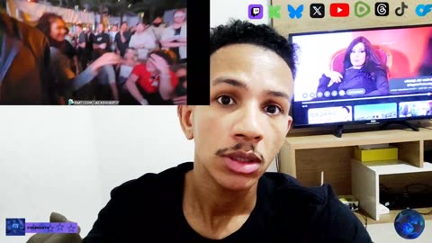 A transmissão do Twitch reagindo ao conteúdo do streamer americano