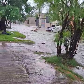 Vecino de Rivera aprovechando la correntada que se formó, por las lluvias, en las calles de Rivera