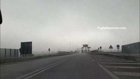 Barletta: il mare "scompare" nella fitta nebbia tra la spiaggia di Levante e la strada per Andria