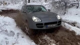 Jeep Grand Cherokee vs. Porsche Cayenne in snow and mud off-roading 🎅