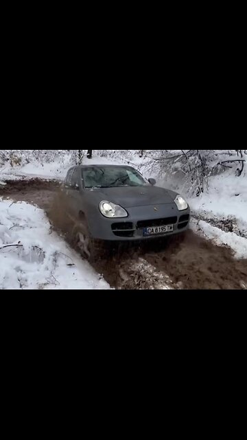Jeep Grand Cherokee vs. Porsche Cayenne in snow and mud off-roading 🎅