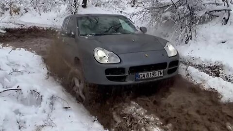 Jeep Grand Cherokee vs. Porsche Cayenne in snow and mud off-roading 🎅