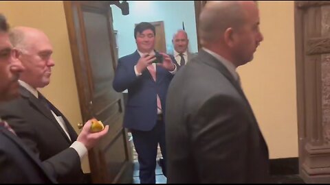 Tom Homan gives no FCUKS about protesters all while eating an apple 😆