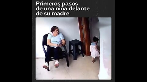 Una madre casi pierde los primeros pasos de su hija porque estaba mirando su teléfono