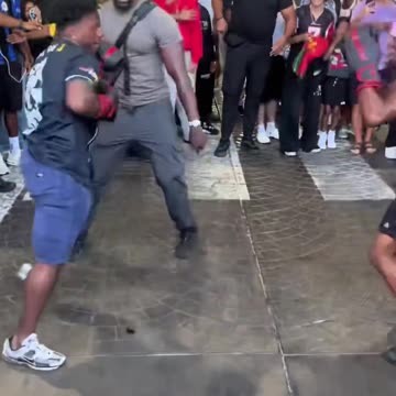 IShowSpeed shows off boxing skills 🥊