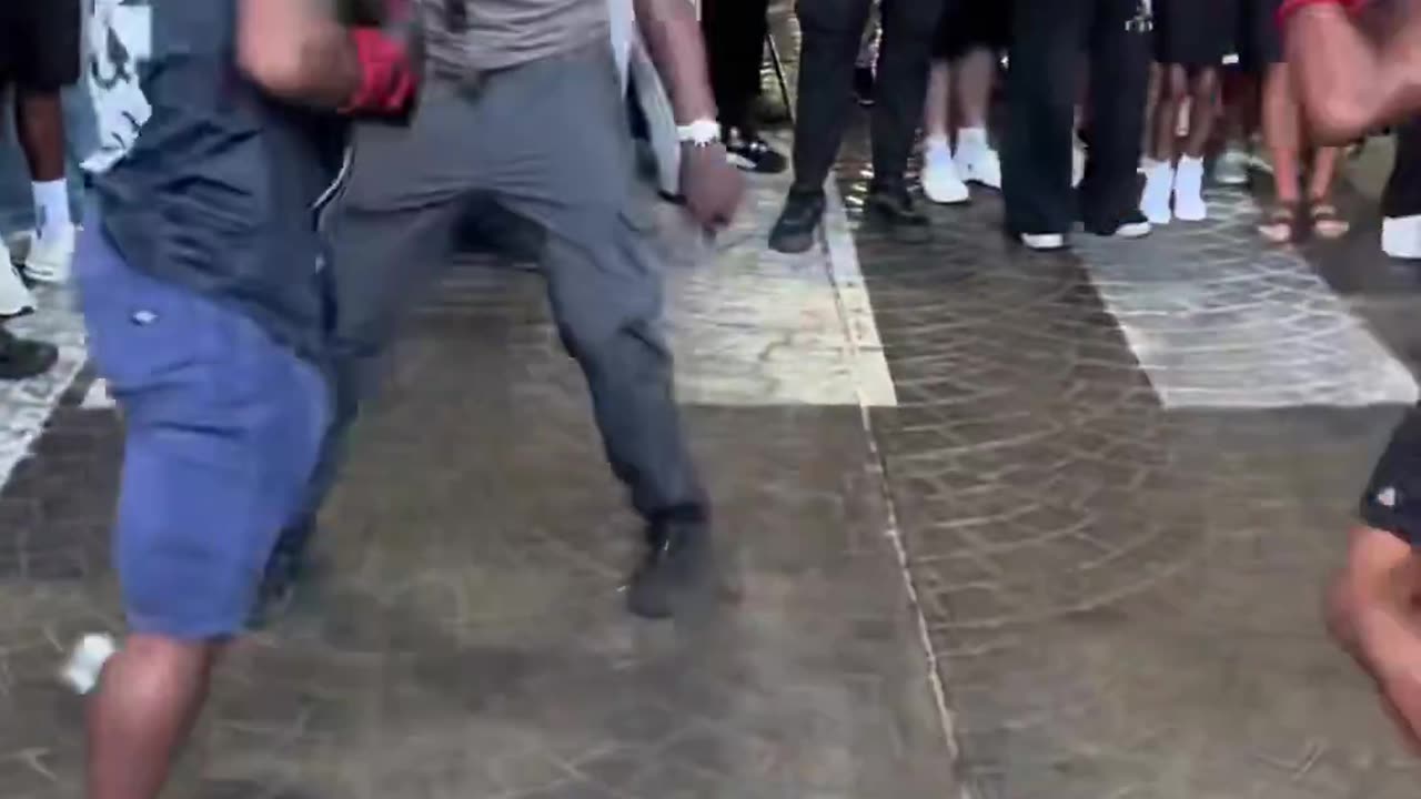 IShowSpeed shows off boxing skills 🥊