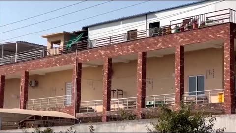 Suicide bomber strikes Pakistan court, killing 12