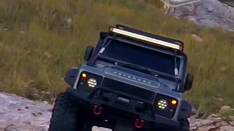 Traxxas TRX4 Defender Bad *ss crawling like it's his JOB! 🔥