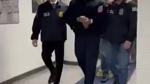 Nicolás Maduro saluda a agentes de la DEA