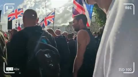 Watch How POLICE LOSES Control On Angry UK Protesters As They Storm The House Of Commons