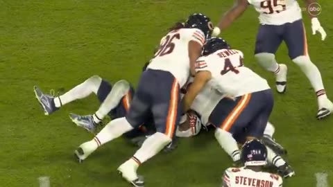 Noah Sewell for the Bears just got absolutely crunched by his own team-mate.