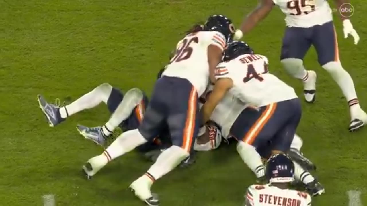 Noah Sewell for the Bears just got absolutely crunched by his own team-mate.