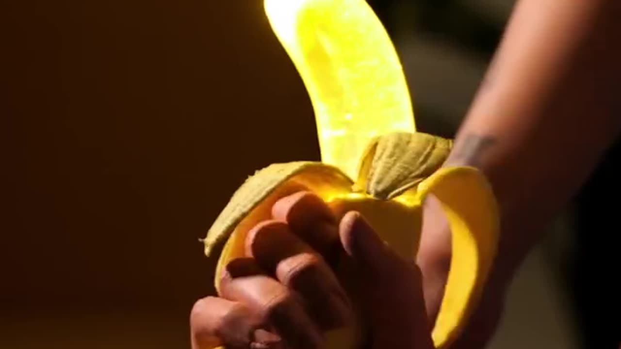 This banana-shaped night light is wildly creative 😂🍌
