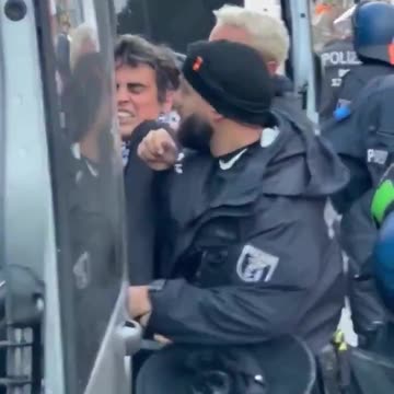 Berlin police continue to attack peaceful pro-Palestine supporters