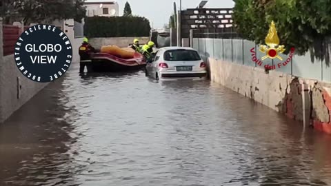 Storm in Sicily, firefighters use dinghies to rescue residents