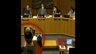 Mujer se desnuda para protestar contra las políticas de vestuarios en las escuelas de EE.UU.