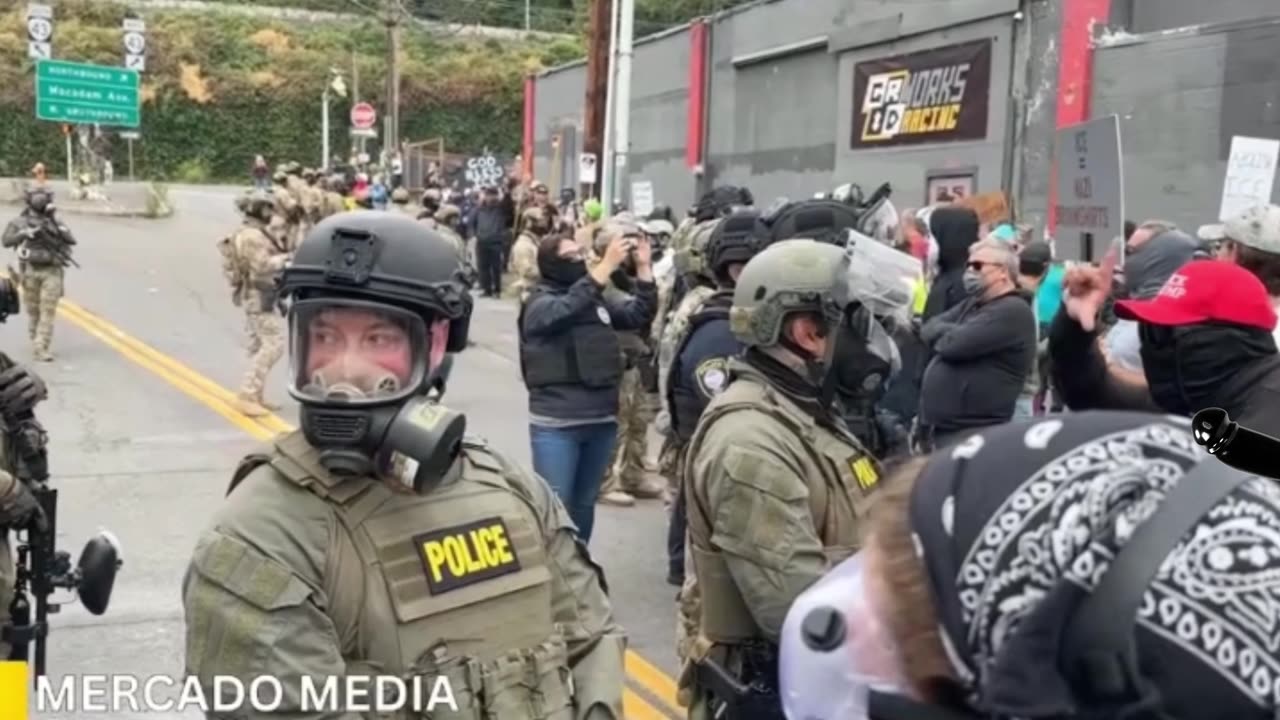 Antifa throws objects at ICE officers in portland
