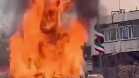 QUEMAN estatua gigante de MOLOCH-SATANAS tras confirmarse culto SATANICO de ELITE