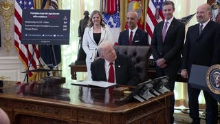 רוברט קנדי ג'וניור שר הבריאות של ארהב מכריז על מדיניות חדשה בנוגע לדיאטות תזונה בריאה יותר וספורט