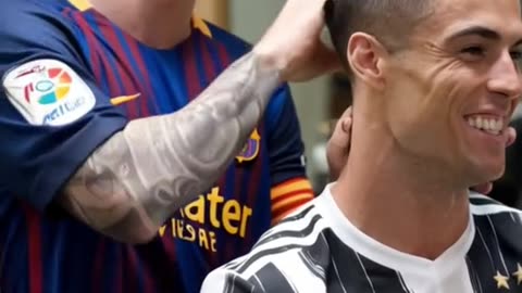 Messi barbeiro inovando no visual de Ronaldo. Messi barber innovating Ronaldo's look.