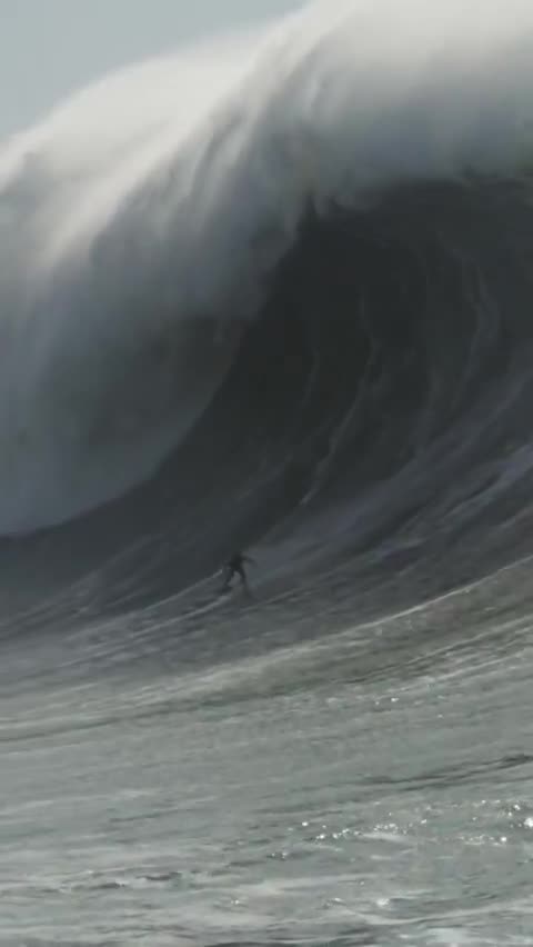 A colossal 30-meter wave caught by surfer Mason Hyce Barnes in Nazaré, Portugal!
