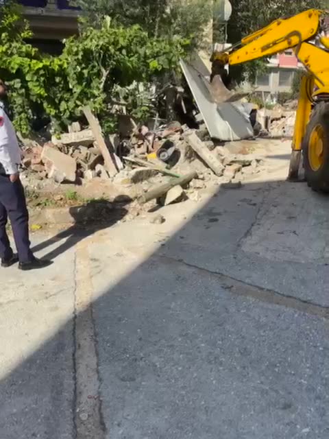 Bashkia dhe policia vijojnë prishjet e ndërtimeve pa leje, aksioni shtrihet edhe në Ksamil