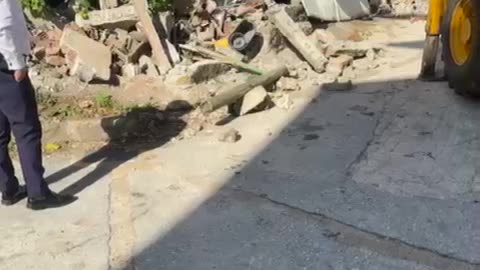 Bashkia dhe policia vijojnë prishjet e ndërtimeve pa leje, aksioni shtrihet edhe në Ksamil